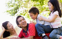 4 cách làm giàu cảm xúc tích cực cho con