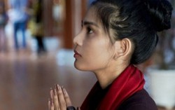 Trương Thị May mặc nâu sòng vãn cảnh chùa, phát quà từ thiện