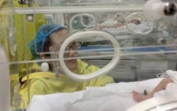 Hình ảnh người mẹ ung thư quên mình cứu con