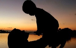 Tình đã cạn, chỉ cần anh ghé thăm con