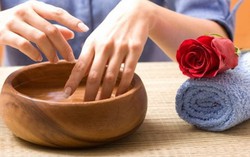 Không mất nhiều thời gian để tự làm sạch móng tay ố vàng 