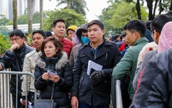 Cổ động viên xếp hàng trong giá lạnh để nhận vé mua online trận chung kết Việt Nam - Malaysia
