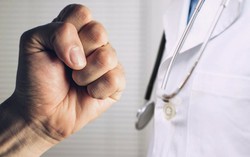 Đề nghị tăng nặng hình thức xử lý tình trạng hành hung bác sĩ tại bệnh viện