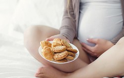 Thai lưu vì mẹ thèm ăn sôcôla, uống trà sữa