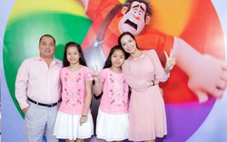 Cả nhà Thúy Hạnh diện đồ màu hồng đi xem phim hoạt hình