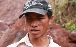 Chồng dùng đôi tay trần bới bùn đất tìm vợ con sau lũ quét