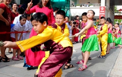 Khai giảng vui hơn nhờ vui chơi, ca hát