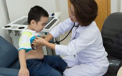 Hàng loạt bệnh ồ ạt tấn công trẻ ngày nắng nóng 