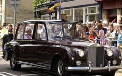 Từ xe hơi của nữ hoàng Anh đến xe lăn của Stephen Hawking được đấu giá năm 2018