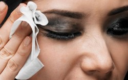 3 bước tẩy trang nhanh và không đau cho vùng mắt