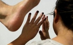 Hễ đau đầu là chồng đánh vợ