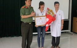 Khen thưởng nữ điều dưỡng tay không bắt cướp