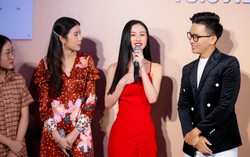 Jun Vũ làm phiên dịch cho Esther Supreeleela trong buổi công chiếu 'Thách yêu 2 năm' tại Việt Nam
