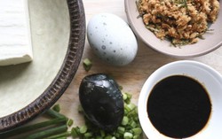 Cư dân mạng Trung Quốc 'ném đá' vì Ý dán nhãn trứng muối là 'không ăn được'