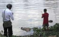 Anh em sinh đôi cùng giết người thả sông 