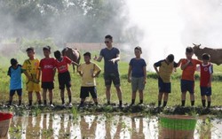 Cha con ca sĩ Hoàng Bách 'đối đầu' nhau