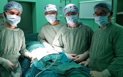 Lấy mảnh đạn găm suốt 40 năm trong ổ bụng người lính