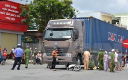 Đi mời cưới con gái, 2 vợ chồng bị xe container đâm tử vong