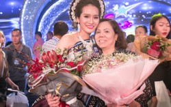 Thí sinh được gọi là “Hoa hậu Sao Mai 2017” dành tặng mẹ giải Á quân