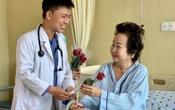 Nữ bệnh nhân được tặng hoa hồng, cắt tóc miễn phí dịp 8/3