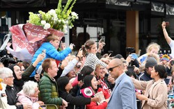 Công nương Meghan Markle được tặng bó hoa khổng lồ ở New Zealand