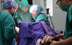 Cứu sống mẹ con thai phụ nguy kịch vì xuất huyết tiểu cầu hiếm gặp