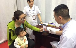 Lười ăn rau xanh, bé mới 2 tuổi đã bị trĩ 