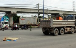 Đi đón vợ con, bị xe tải cán