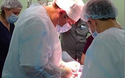 Lấy thành công búi tóc nửa cân trong dạ dày thiếu nữ 16 tuổi