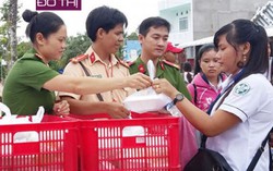 Công an phục vụ cơm miễn phí cho thí sinh