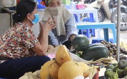 Hậu cháy Công ty Rạng Đông: Người người đeo khẩu trang, nhổ bỏ rau mình trồng