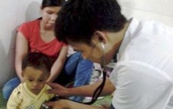 Mẹ hái lá độc làm thuốc điều trị cho con