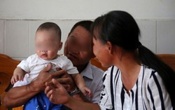 Cha và ông nội nhẫn tâm bán bé trai 5 tháng tuổi