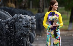 Ngắm sen xứ Huế trên áo dài lụa truyền thống