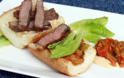Bò nướng xốt cà chua ngon miệng