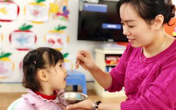 Bác sĩ chuyên khoa chỉ cách trị nôn trớ ở trẻ