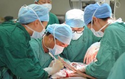 Ho khan kéo dài, đi khám thì phát hiện khối u khủng