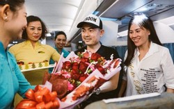 Cặp đôi xúc động khi được chúc mừng đám cưới trên máy bay