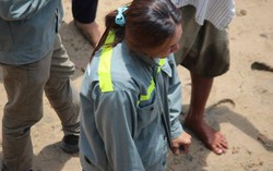 Mẹ khóc ngất khi hay tin con tắm sông mất tích