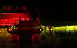 Thủy đình 10 tấn bất ngờ ngoi lên từ hồ nước ở show “Thuở ấy xứ Đoài”