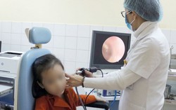 Nội soi 30 phút gắp hạt cườm trong tai bé gái 5 tuổi