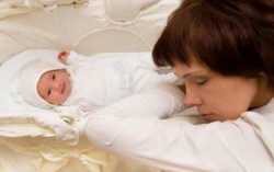Mẹ ôm con mới sinh định nhảy lầu tự tử