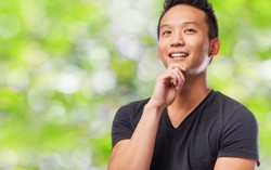 Tôi bước ra phố để quên tình cũ và nở một nụ cười