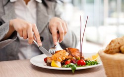 Nhà hàng sang trọng ở Sài Gòn vẫn dùng thực phẩm không rõ nguồn gốc