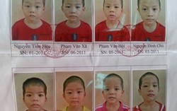 8 bé trai được giải cứu mỏi mòn chờ cha mẹ