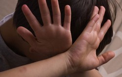 Người giúp việc dụ bé trai 15 tuổi làm 'chuyện người lớn'