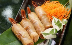 Đổi bữa cuối tuần bằng món cuốn tôm chiên giòn rụm 