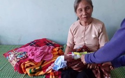 Nửa đêm đi mua thuốc, hoảng hốt phát hiện bé sơ sinh bị bỏ rơi ở cổng trạm y tế