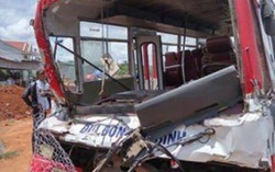 Xe đưa đón học sinh đâm xe tải, 18 người thương vong