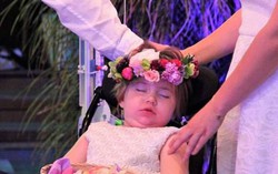 Bố mẹ cưới trong nước mắt để thỏa ước nguyện của con sắp qua đời